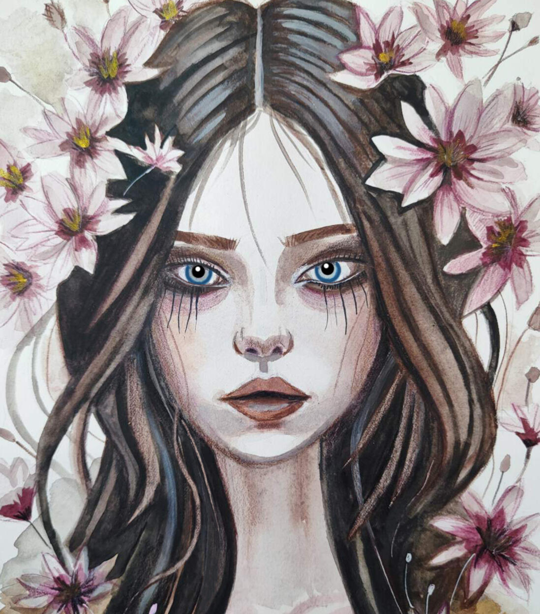 Intuityvus portretas – gėlių siela Akvarelės technika nutapytas moters intuityvus portretas su ilgais tamsiais plaukais ir subtiliais gėlių akcentais